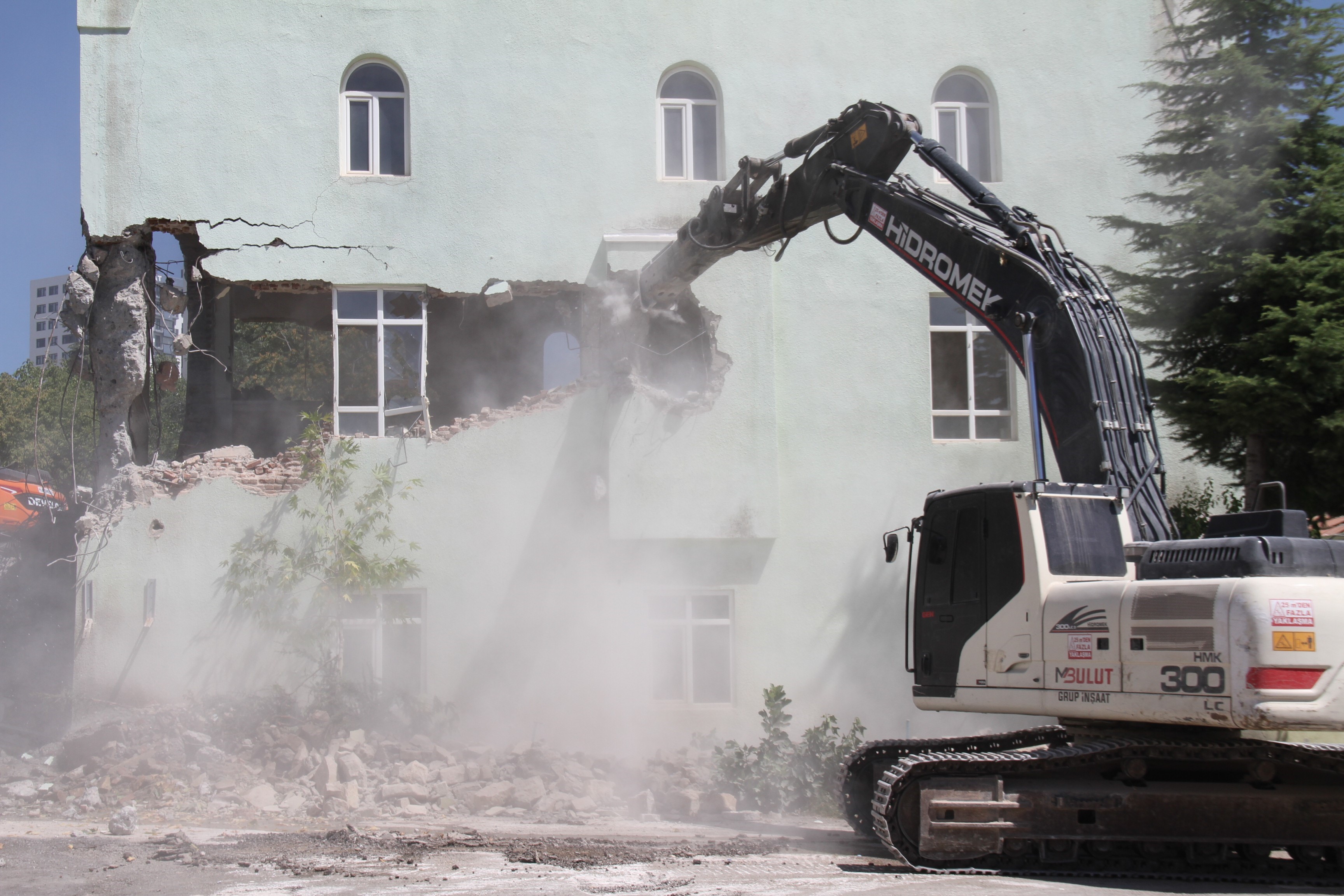 Depremde hasar gördü, 50 yıllık cami yıkılıyor