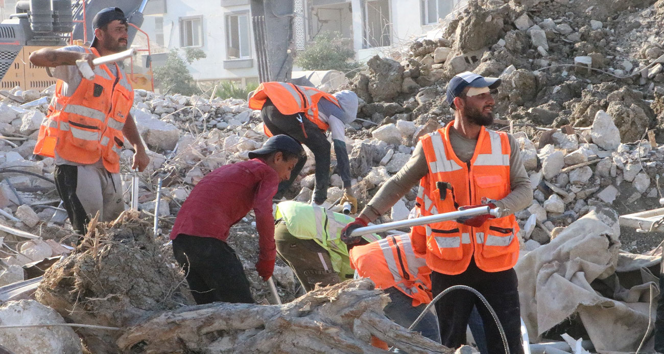 Enkaz kentte zorlu yıkım