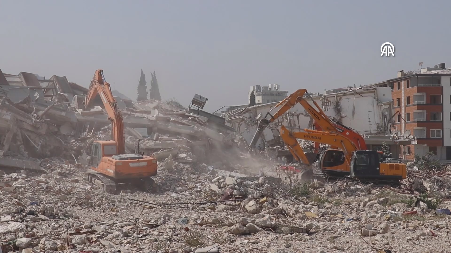 Hatay'da ağır hasarlı binaların yıkımı sürüyor