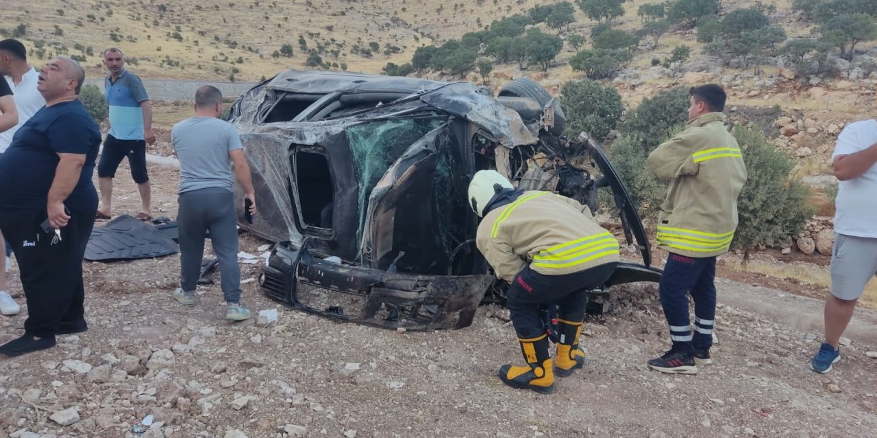 Otomobil devrildi, 2 kişi yaralandı