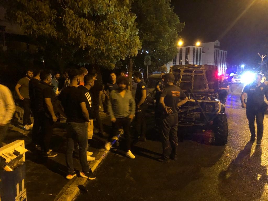 İki araç çarpıştı, biri yandı