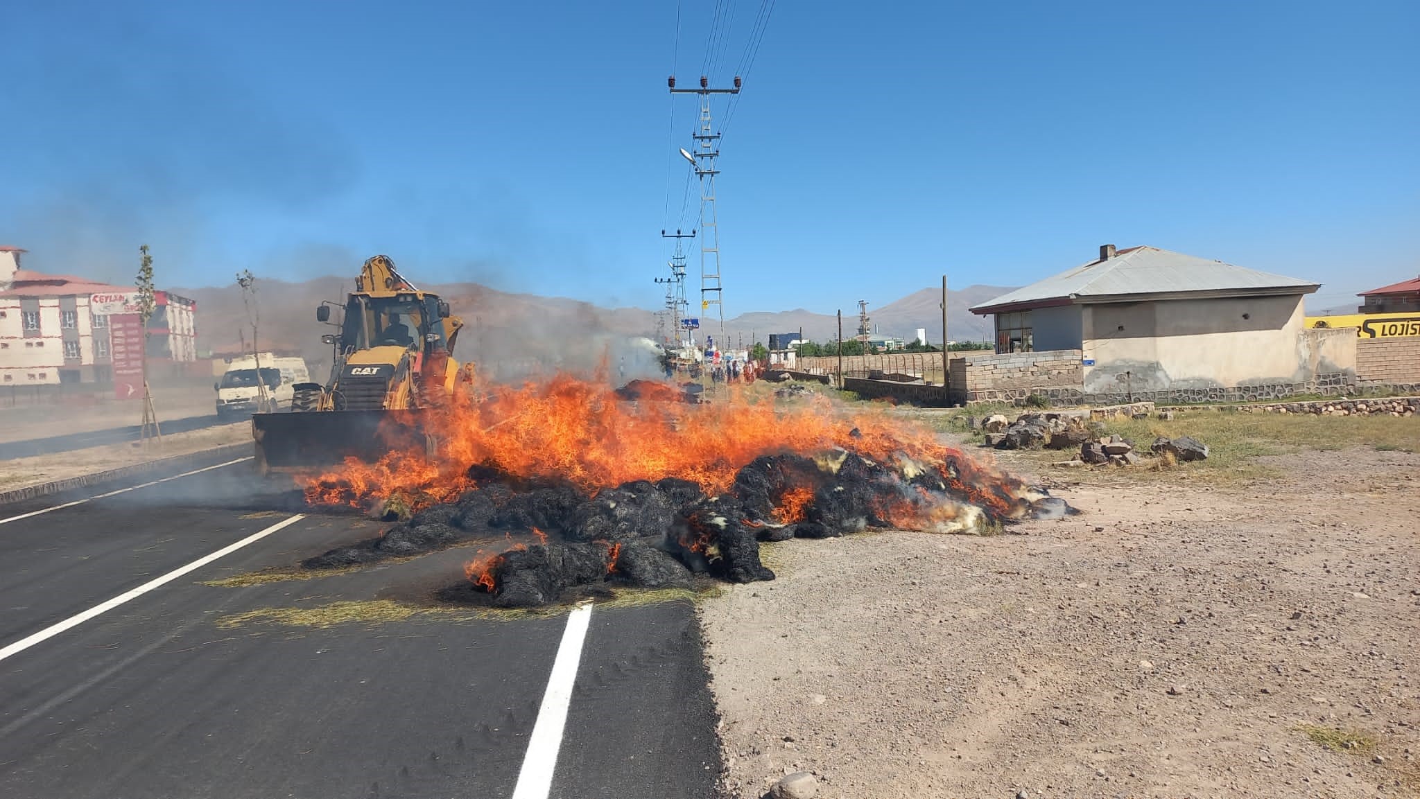 Saman yüklü araç alev aldı