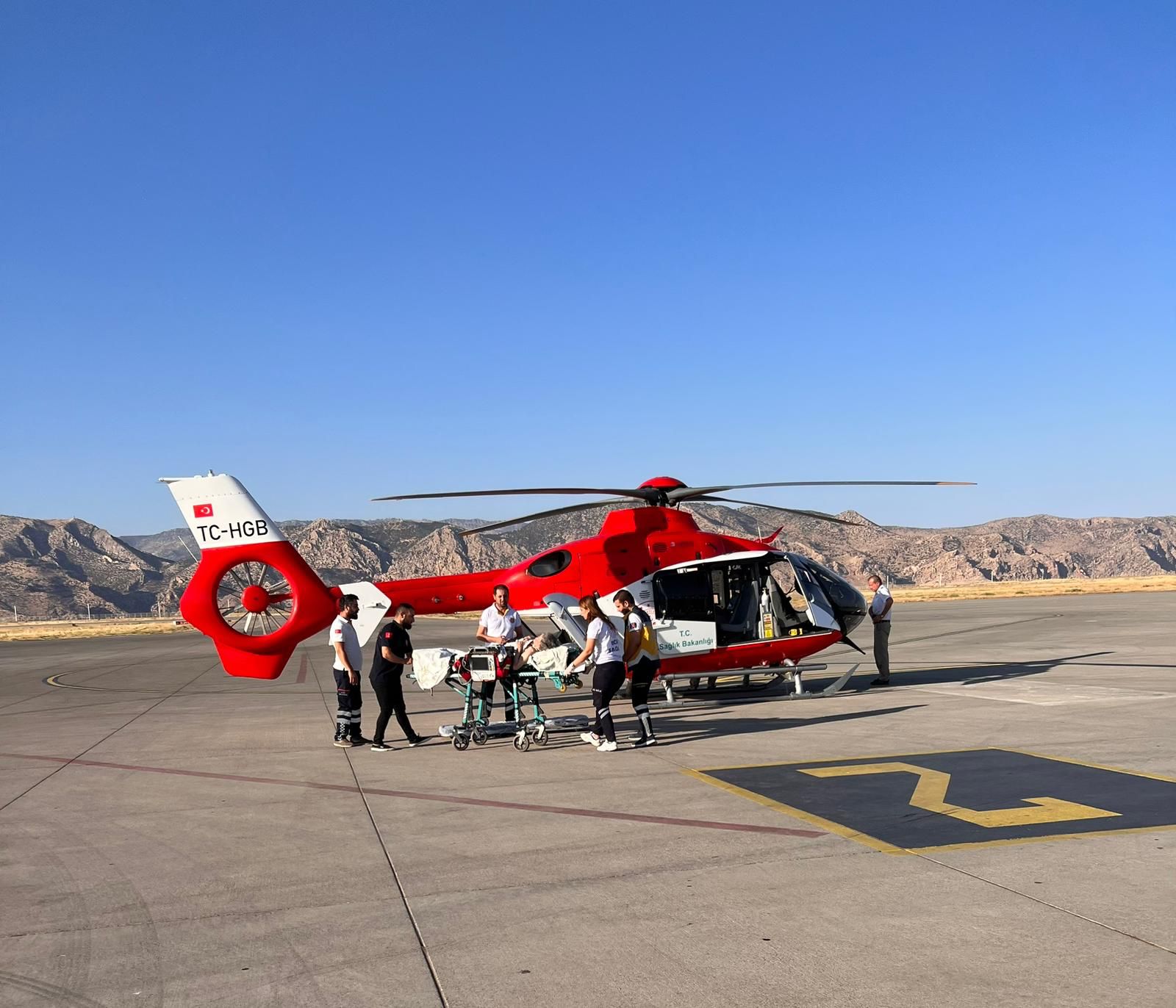 Kanser hastası, ambulans helikopterle Diyarbakır’a sevk edildi