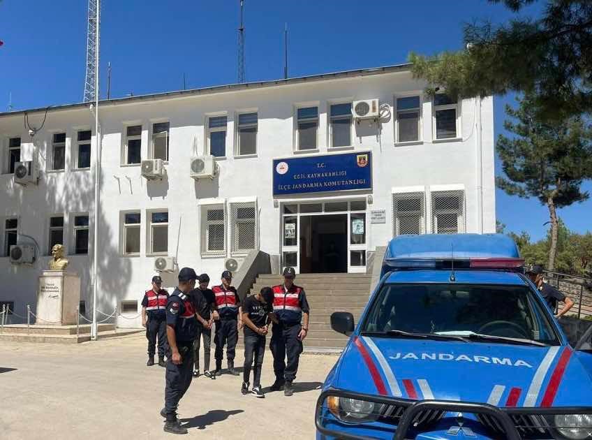 Telefon ve televizyon çaldılar, yakalandılar