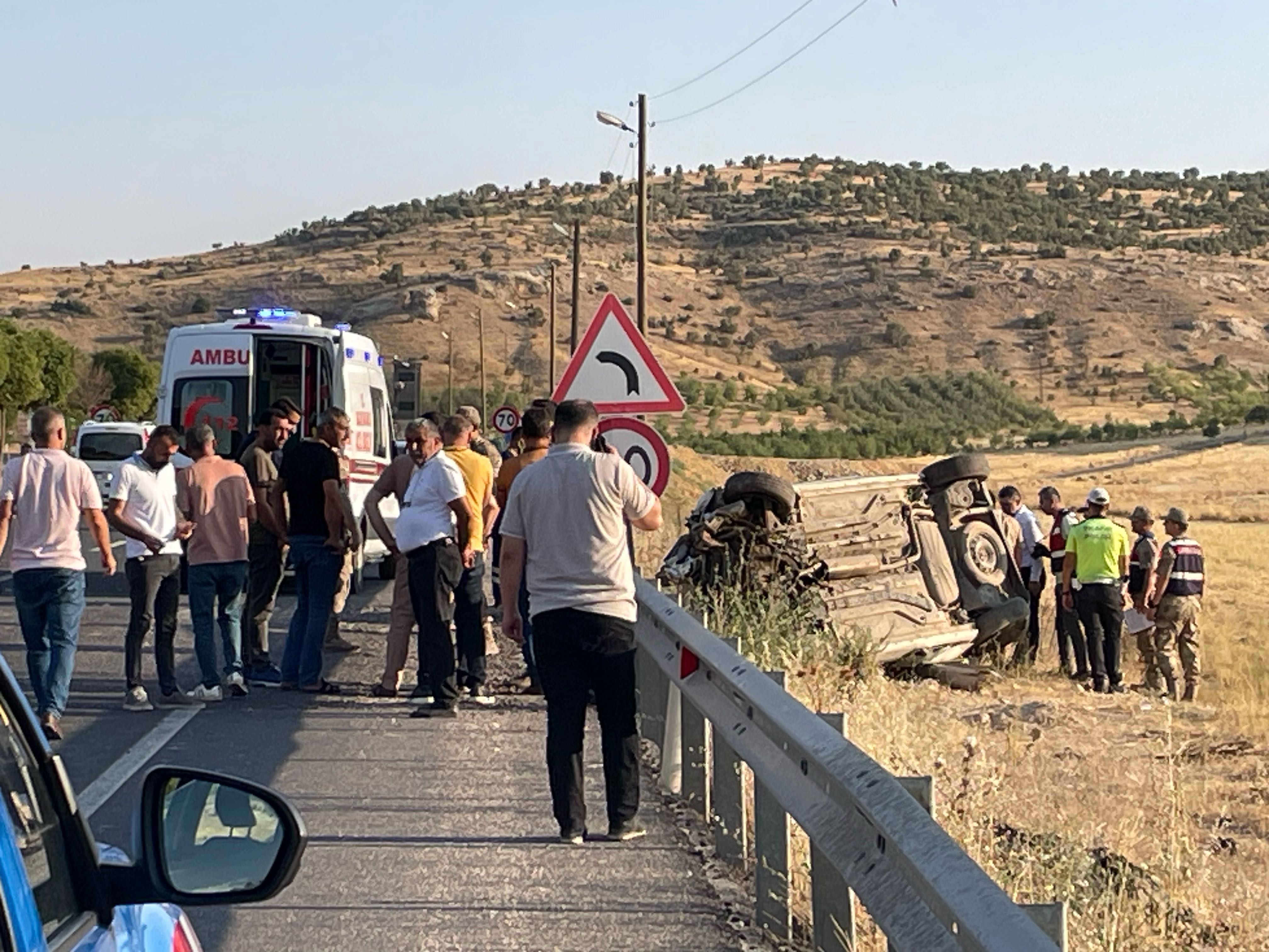 Otomobil devrildi:1 ölü, 2 yaralı