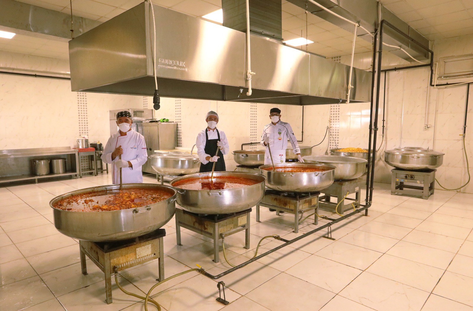 Günde 3 bin 300 kişiye yemek yardımı