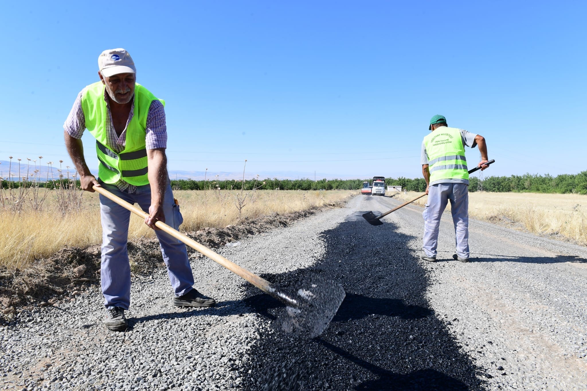 Yeşilyurt’ta yol çalışmalarına ağırlık verildi