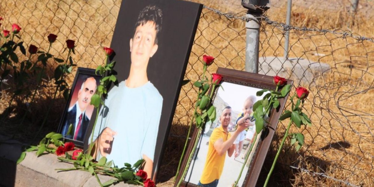 21 kişinin hayatını kaybettiği yere karanfil bırakıldı