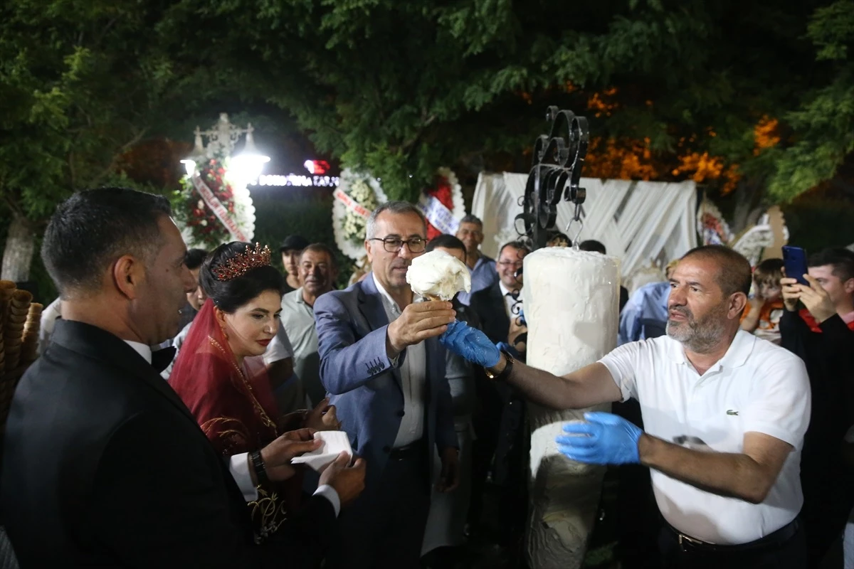 Düğün pastası yerine dondurma kestiler