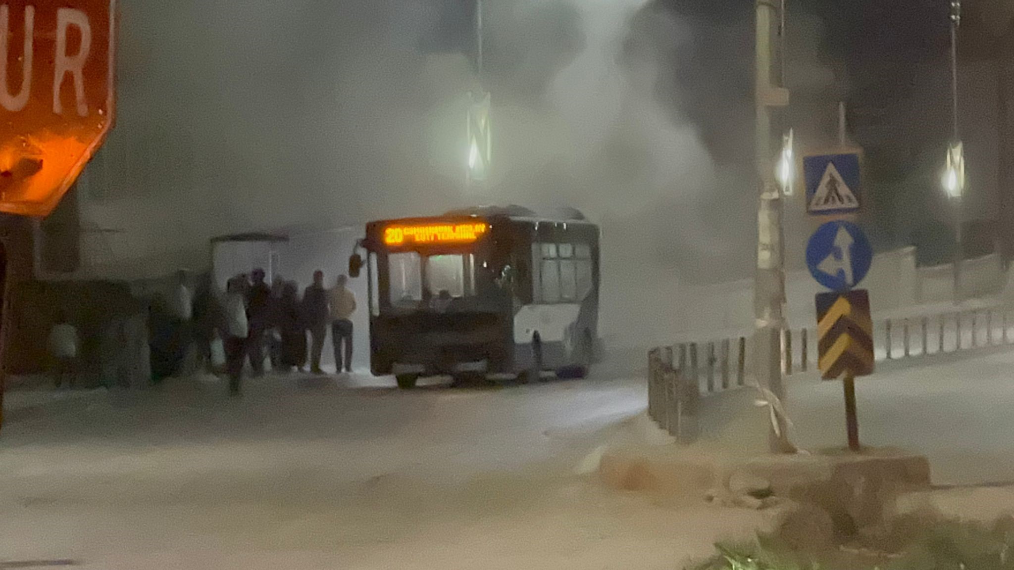 Otobüsten çıkan duman paniğe neden oldu