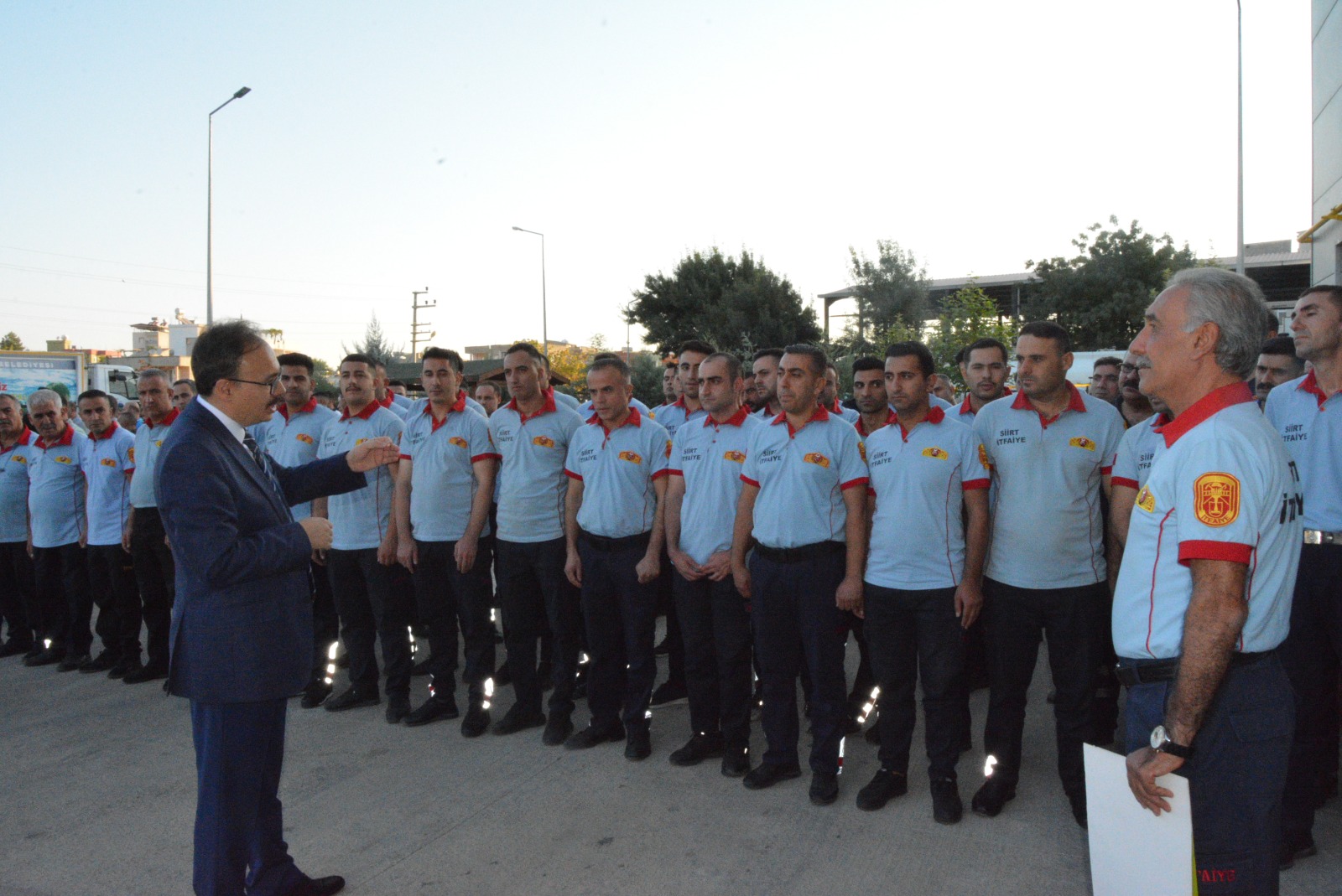 Vali mesaiye temizlik işçileriyle başladı