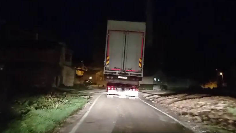 Çekiciye yüklenen kamyon korkuttu
