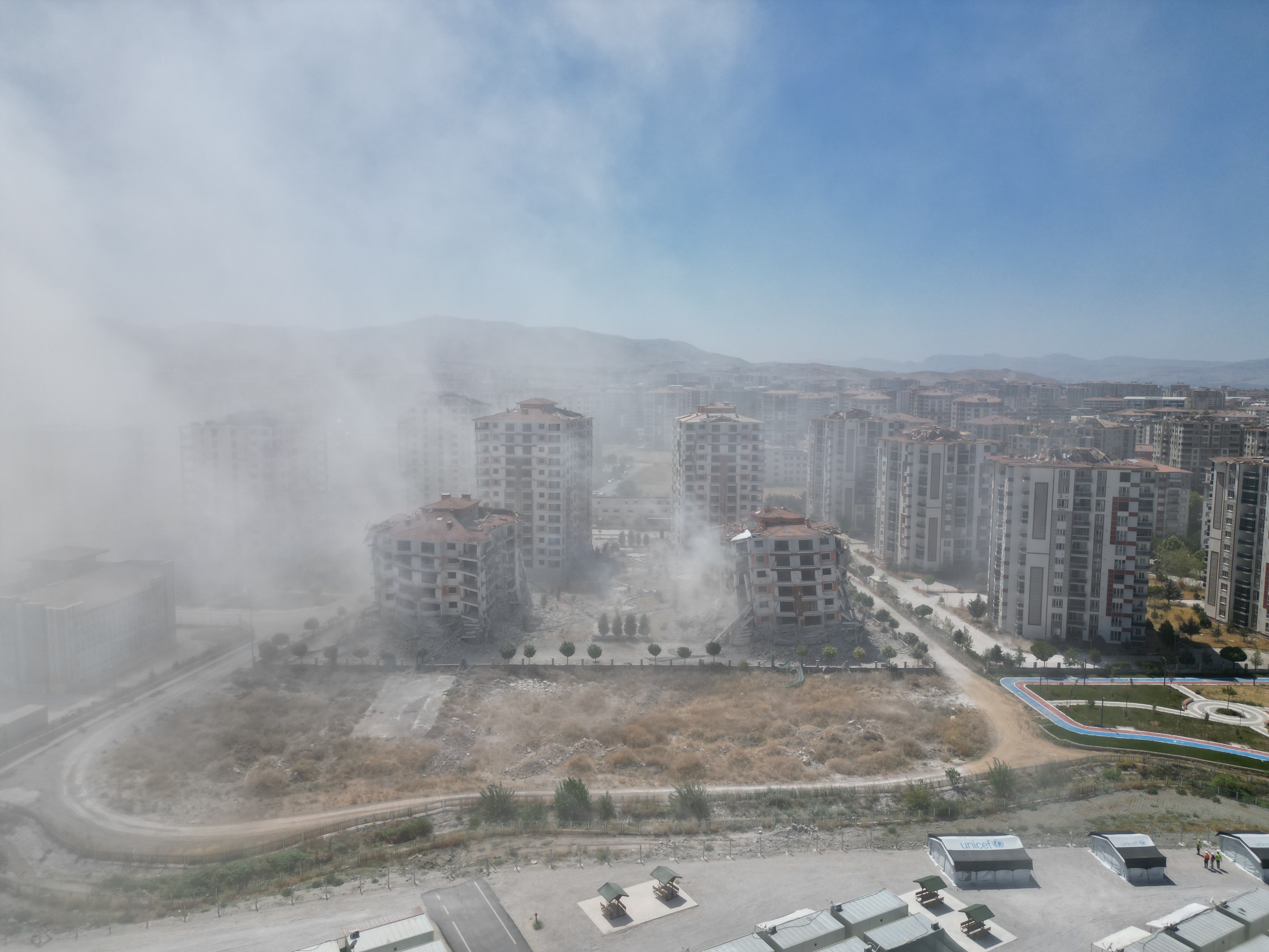 Evlerinin yıkılmasını gözyaşları içinde izlediler