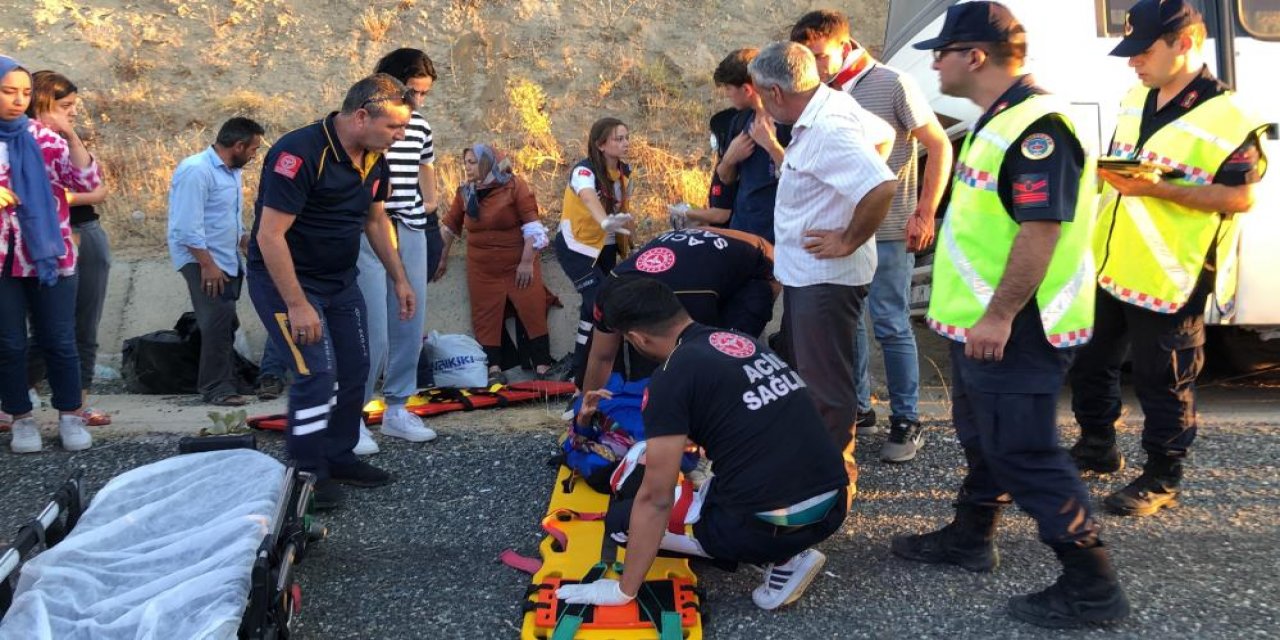 Tekeri patlayan midibüs kanala düştü: 2'si ağır 13 yaralı