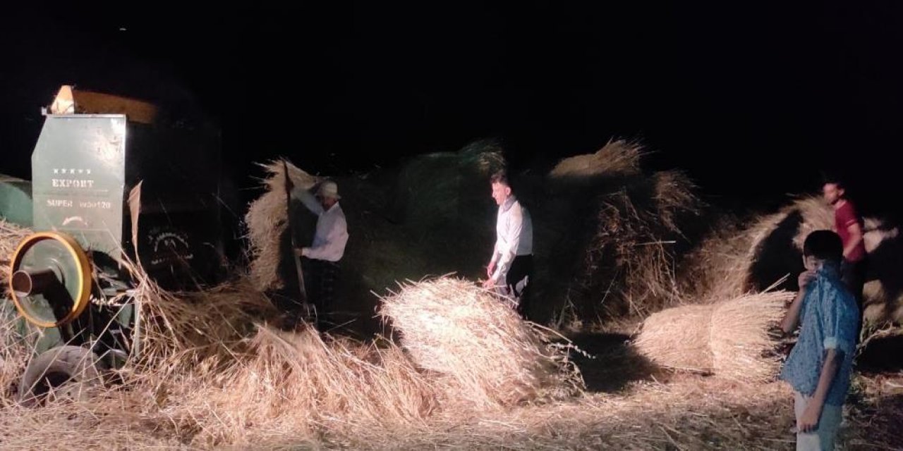 Aşırı sıcaklardan bunalan çiftçiler gece çalışıyor