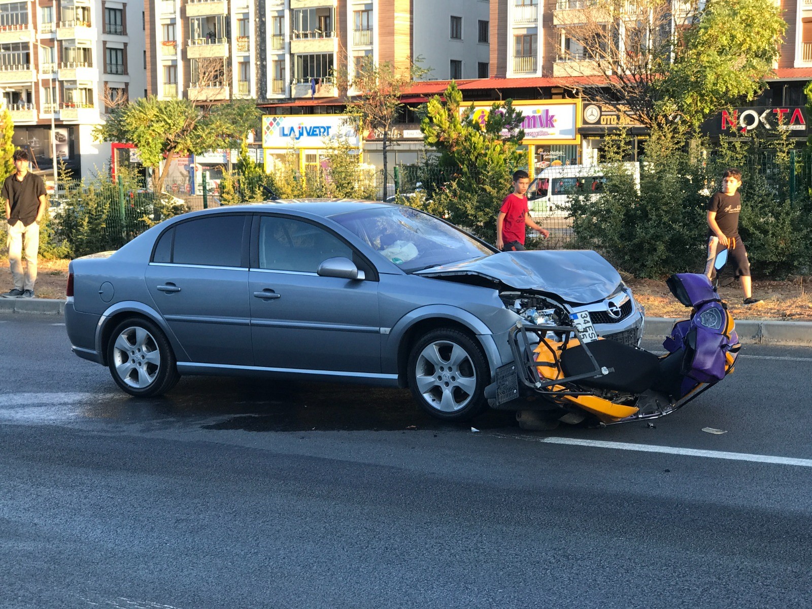 Otomobil kurye'ye çarptı: 1 yaralı