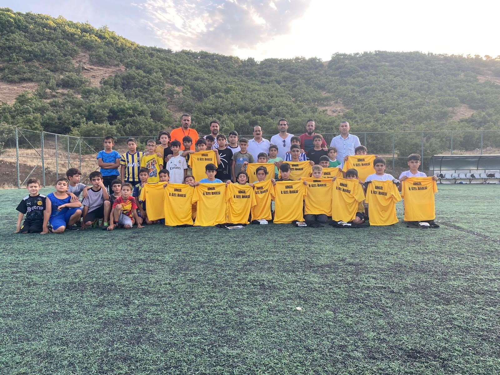 Bingöl’de İl Özel İdaresi’nden gençlere futbol malzemesi desteği