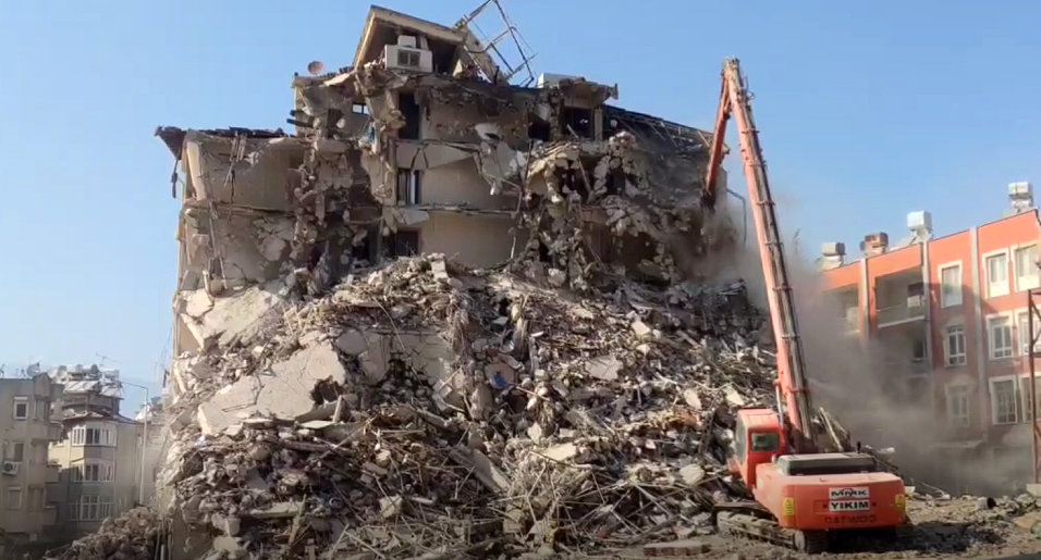 Ağır hasarlı binaların yıkımı sürüyor