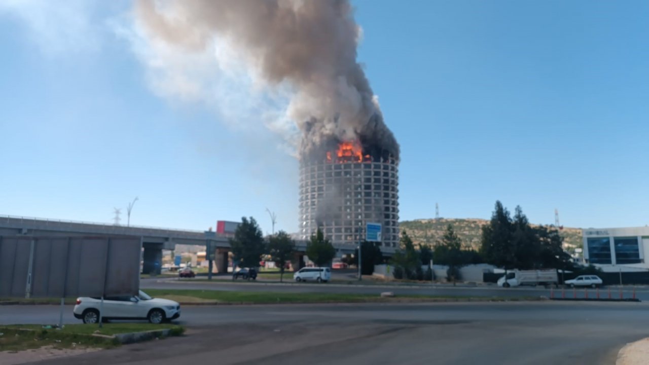 Antep’te 17 katlı eski otelde yangın