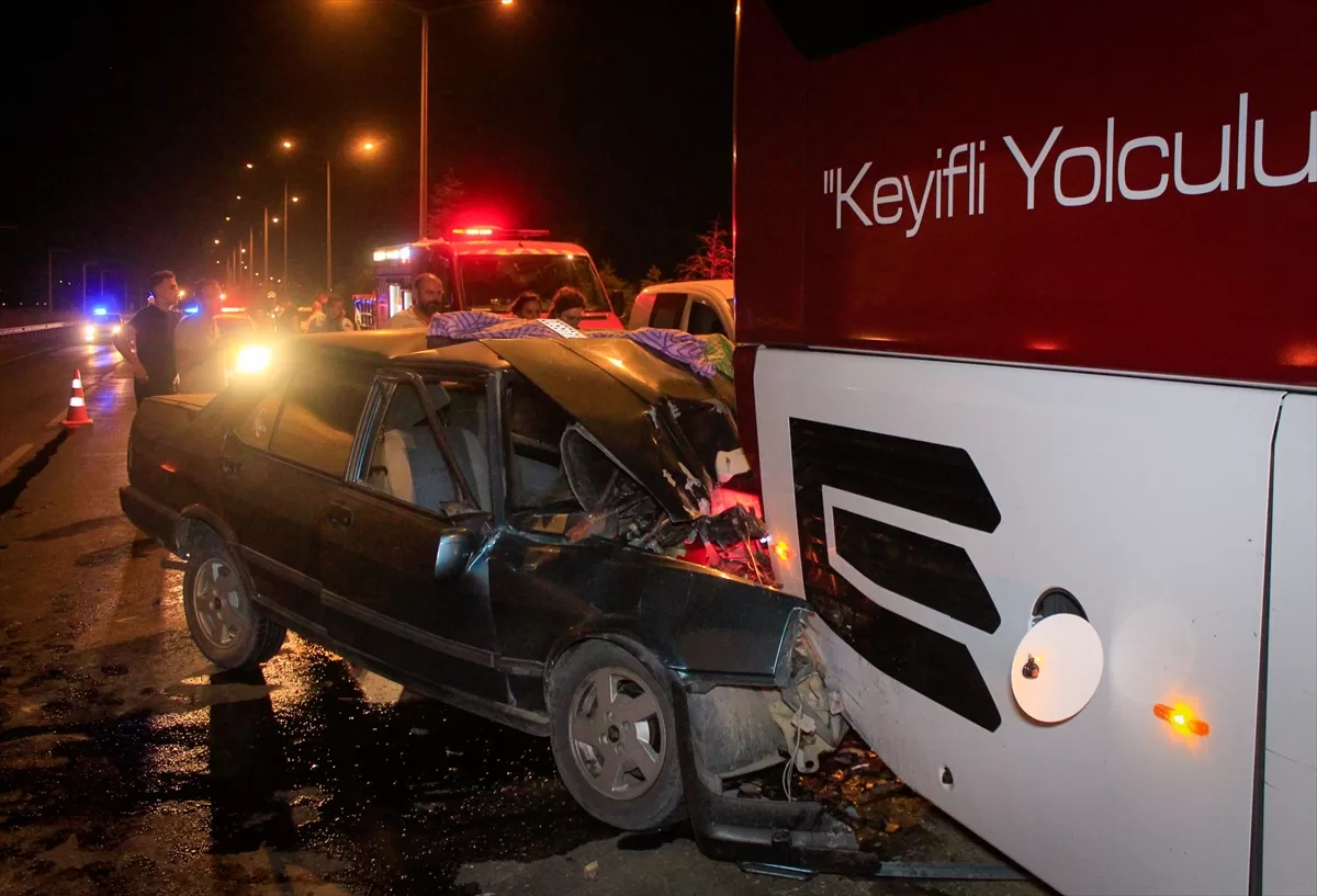 Duran araca arkadan çarptı, yaşamını yitirdi