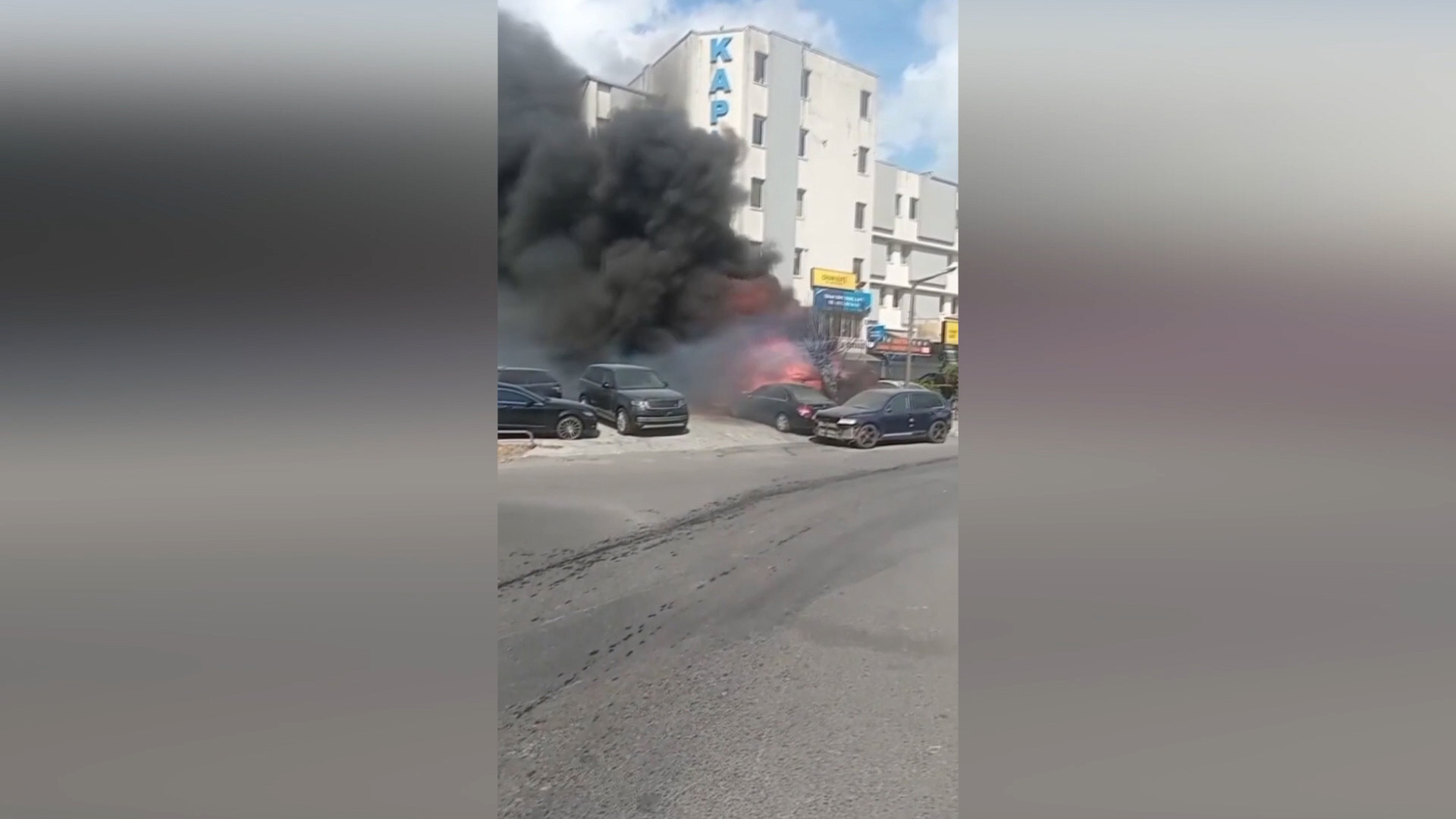 Oto sanayi sitesinde 5 araç yandı