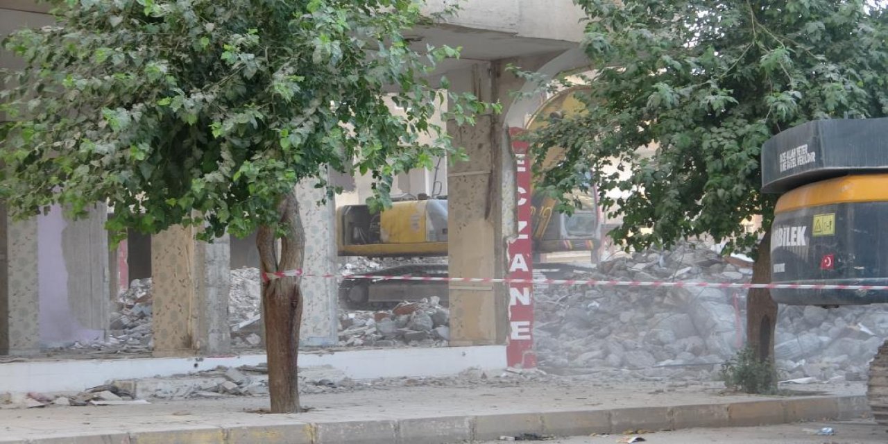 Diyarbakır’da ağır hasarlı bina saniyeler içinde çöktü