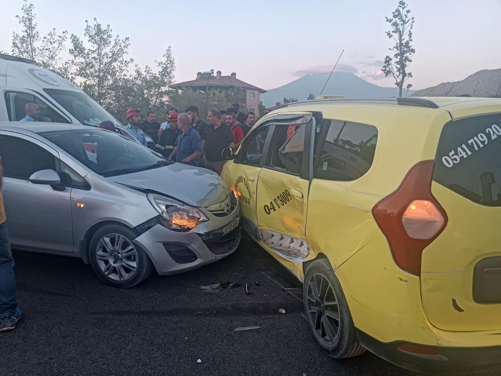 İki araç çarpıştı: 2 yaralı