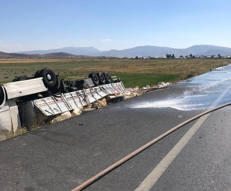 Saman yüklü TIR devrildi: 1 yaralı