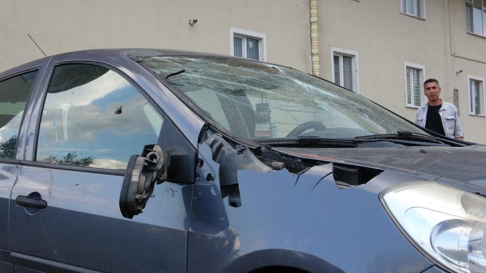 Hortum, evlerin çatılarını uçurdu