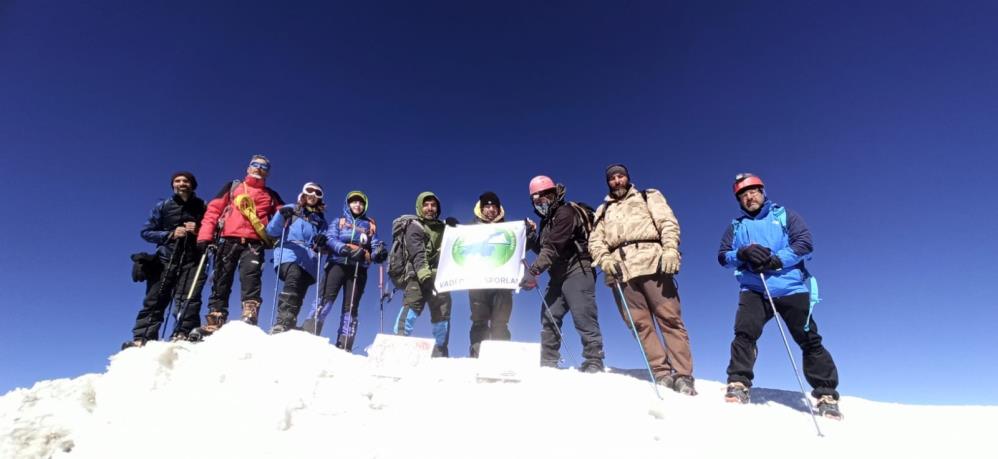 Vanlı dağcılar 3 şehirde 3 zirve yaptı