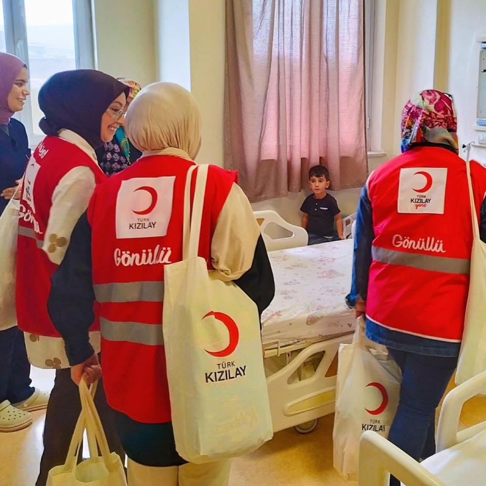 Kızılay gönüllüleri  sevindirdi