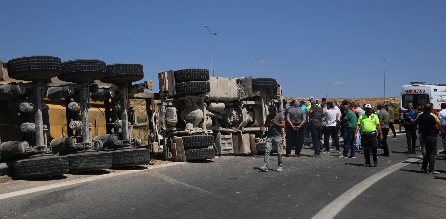 Hafriyat yüklü kamyon devrildi, sürücüsü öldü