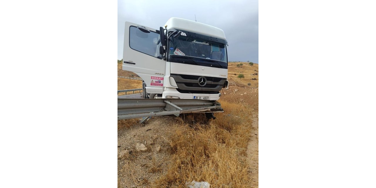 Virajı alamayan TIR şarampolde mahsur kaldı