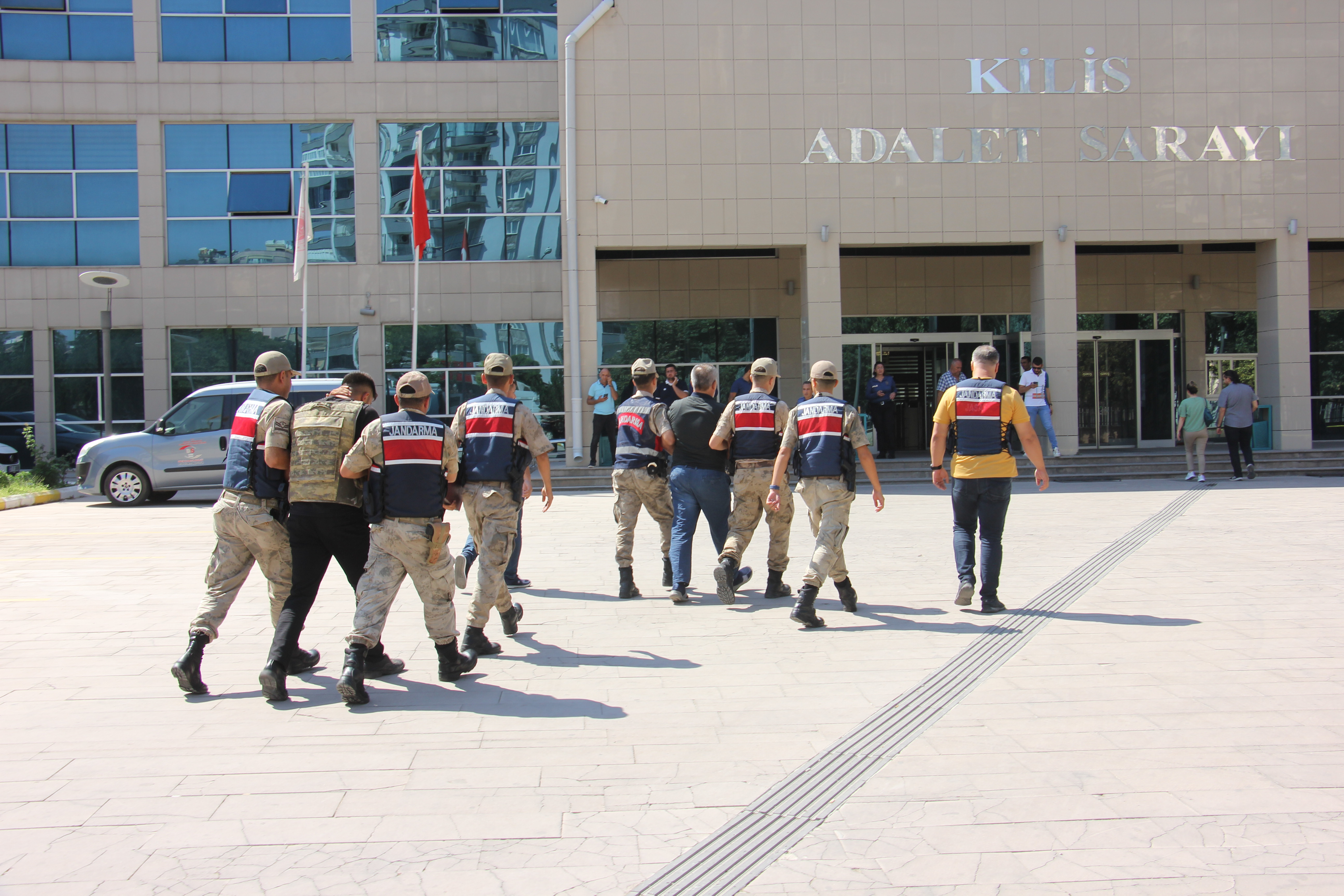 Dayısını öldüren şüpheli ve babası adliyeye sevk edildi