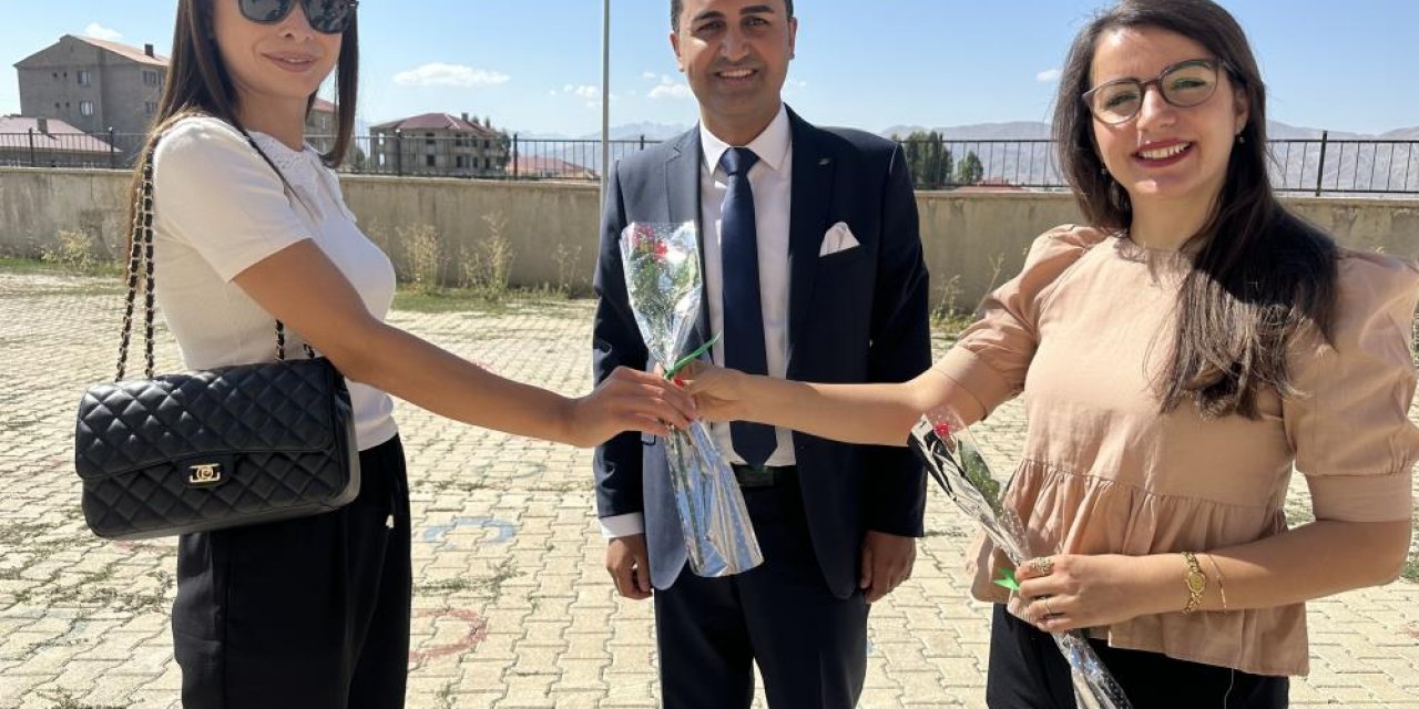 Yüksekova’lılar öğretmenleri güllerle karşıladı