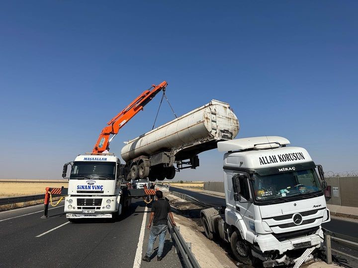 Direksiyon hakimiyetini kaybeden TIR refüje girdi