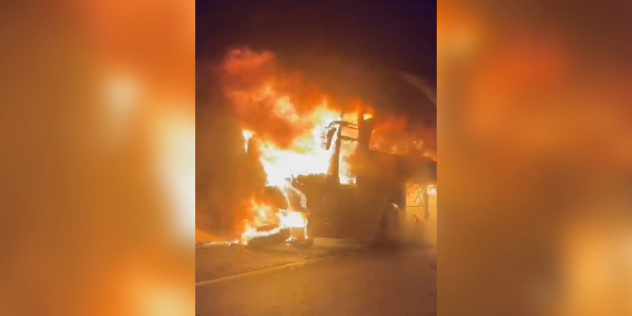 Seyir halindeki yolcu otobüsü yandı