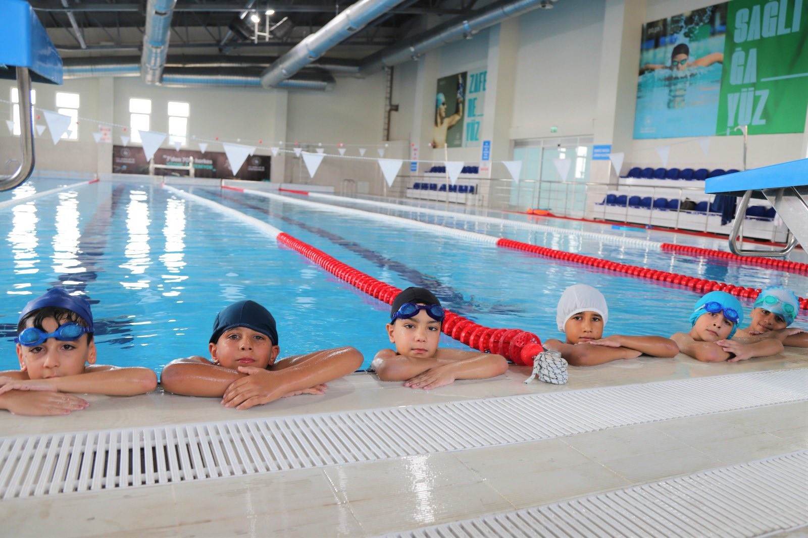 Minikler yarı olimpik havuzda kulaç atmayı öğreniyor