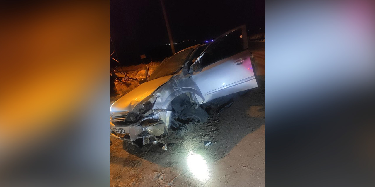 Otomobil elektrik direğine çarptı: 3 yaralı