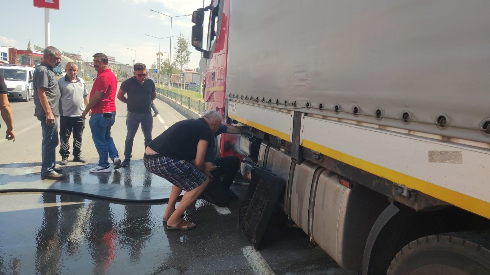 Dikkatli esnaf sayesinde yangın önlendi