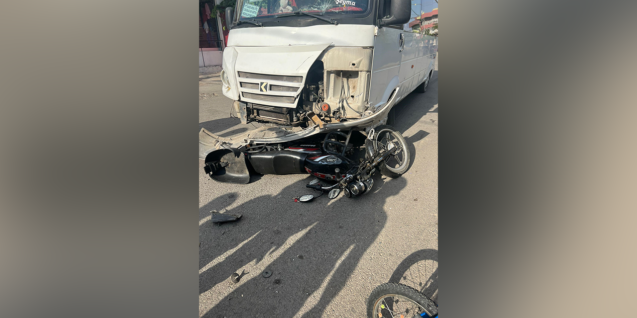 Minibüs ile motosiklet çarpıştı: 3 yaralı