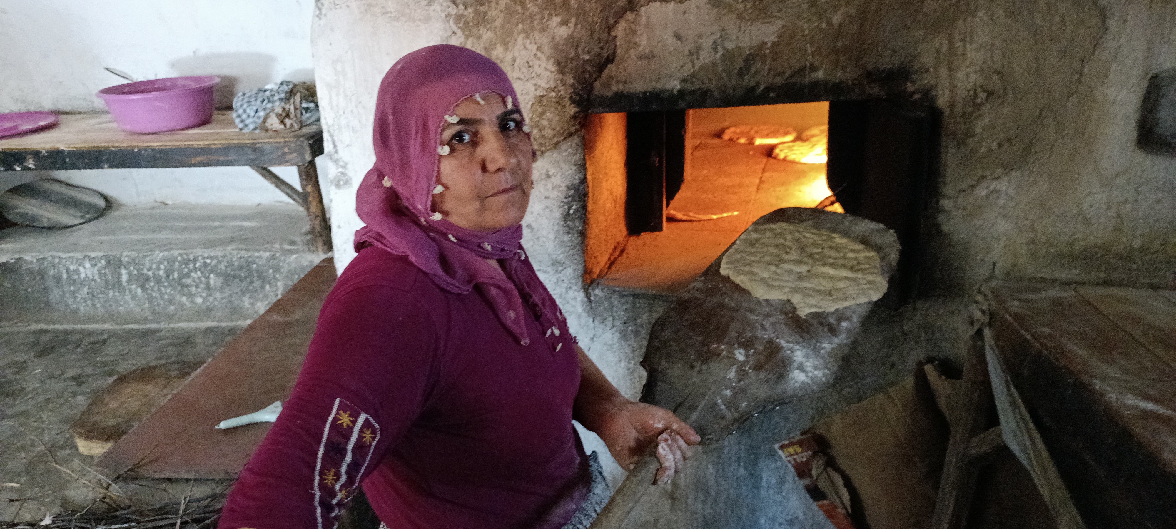 Akraba kadınlar, 25 yıldır taş fırında ekmek pişiriyor