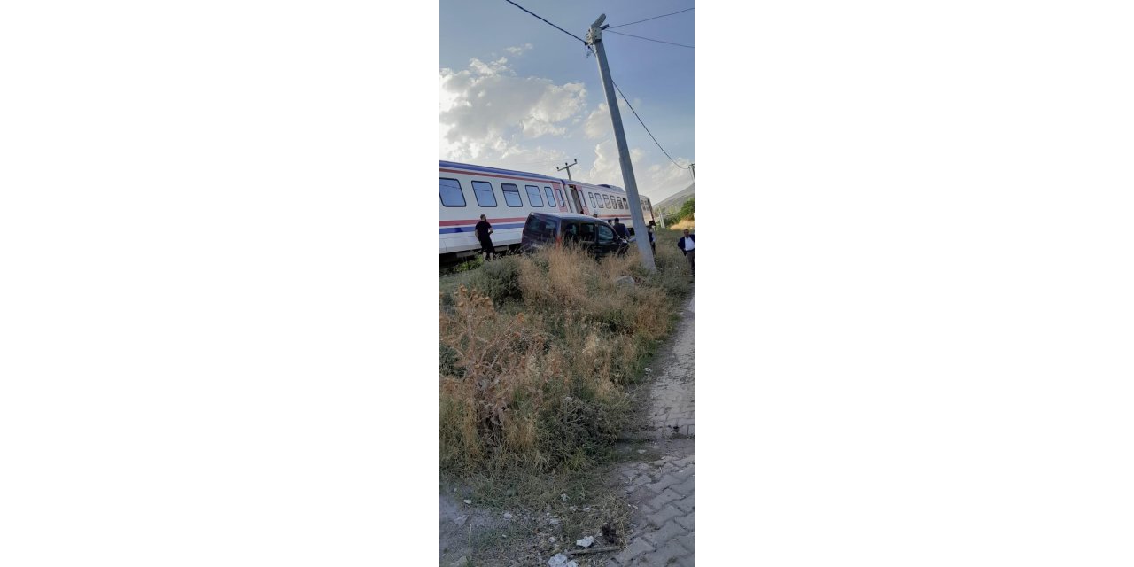 Yolcu treni otomobile çarptı