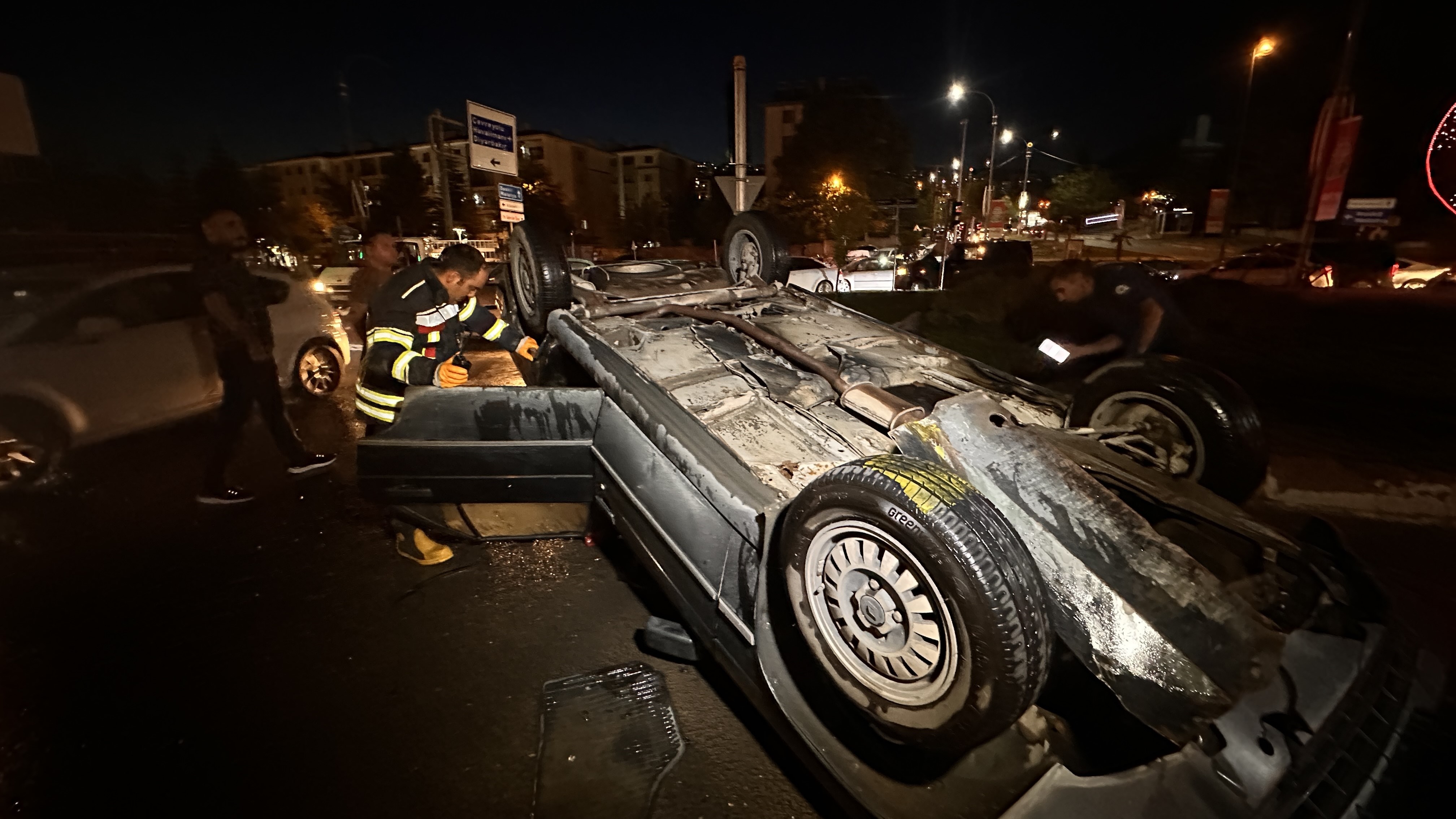 Otomobil ters dönüp alev aldı