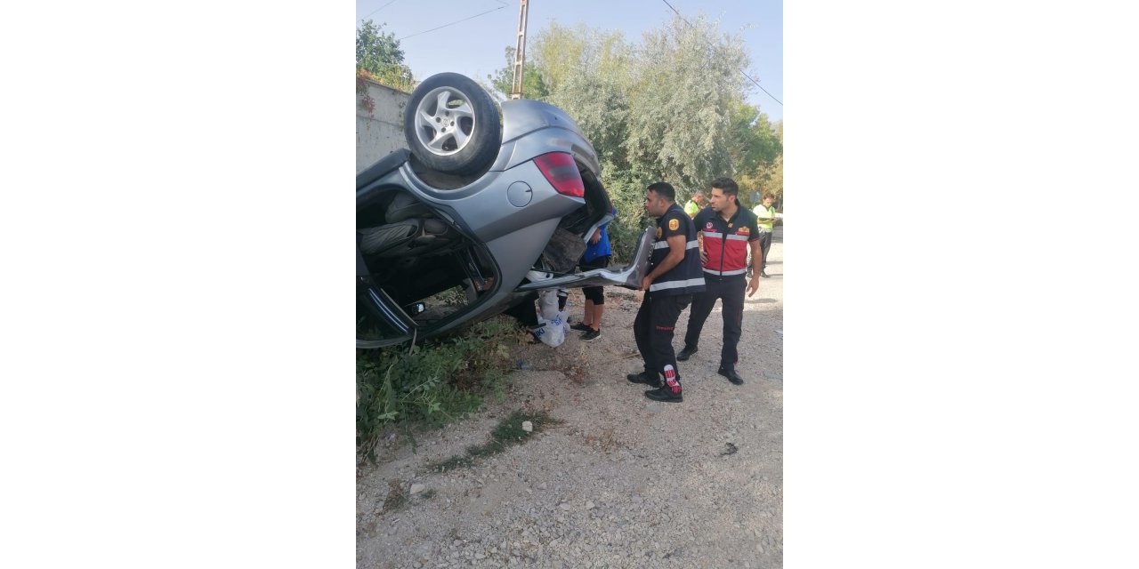 Takla atan otomobilde 2 kişi yaralandı