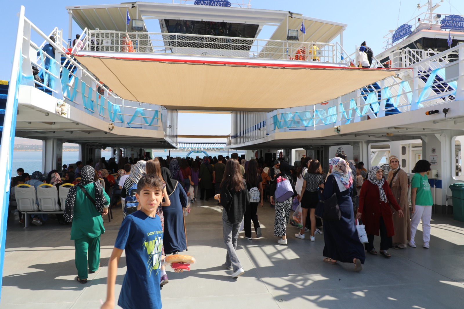 Nizipli kadınlar feribotla Fırat Nehri'ni gezdi