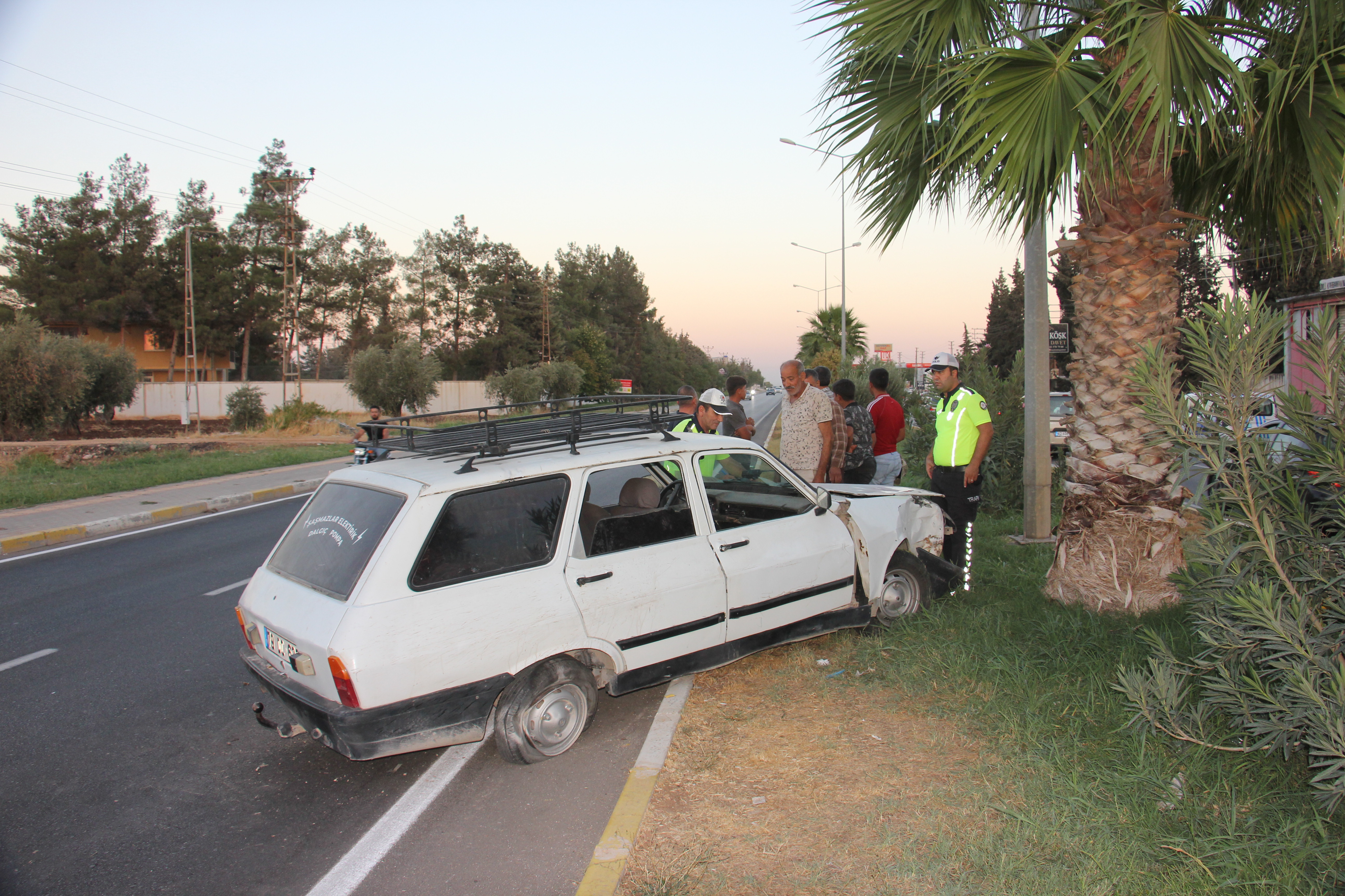 Refüje çarpan otomobildeki 2 kişi yaralandı