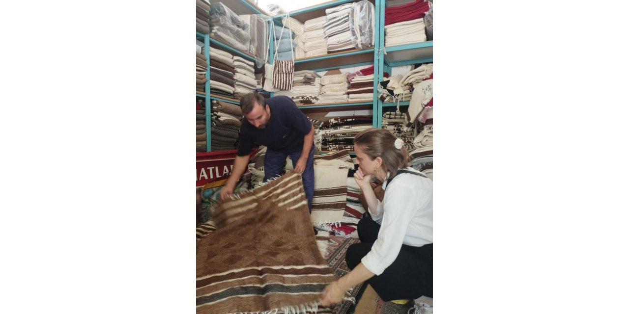 Alman tasarımcı Siirt'in tiftik battaniyesini inceledi