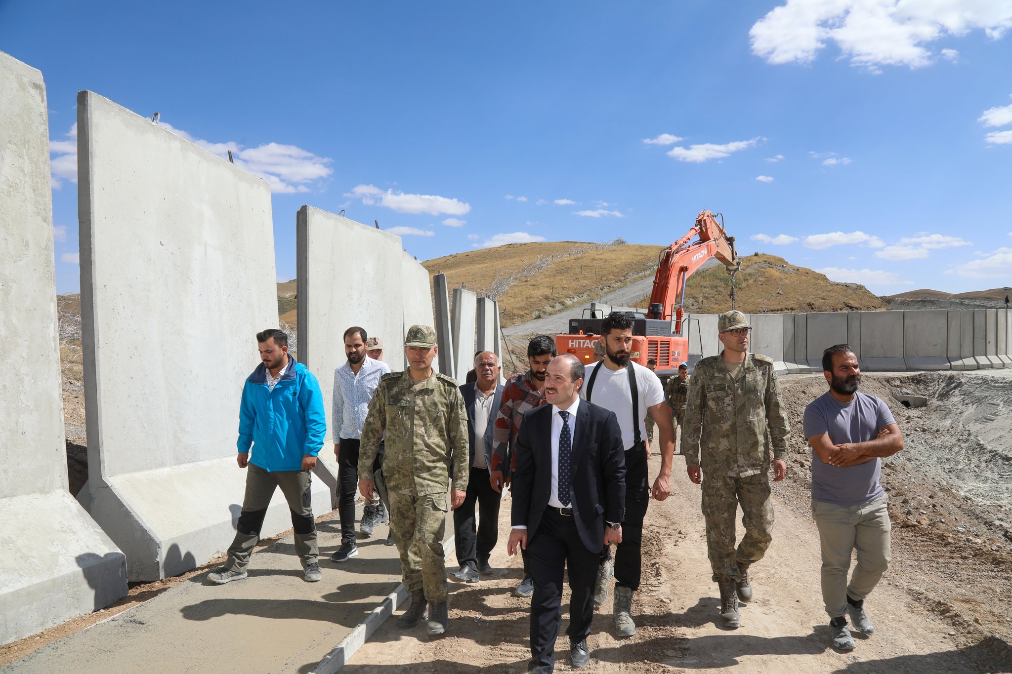 Başkale-İran sınırında güvenlik duvarı inşa ediliyor