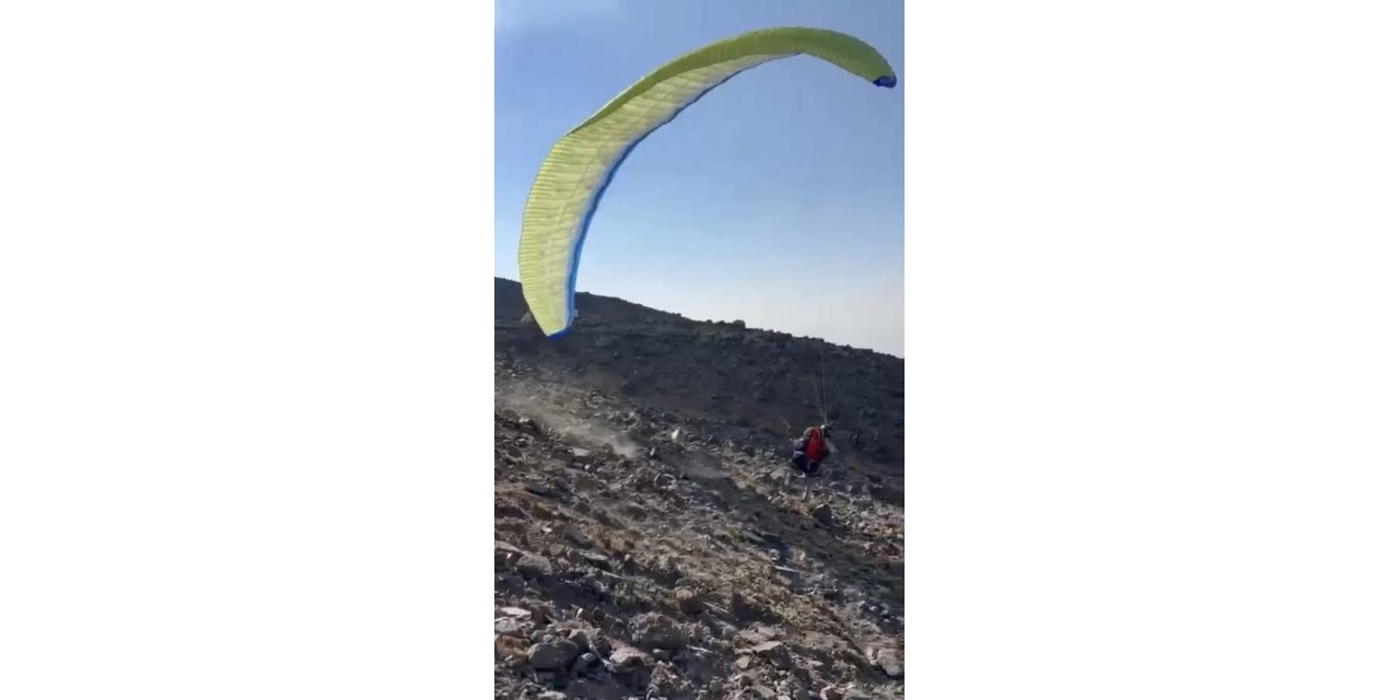 Ağrı Dağı zirvesinden yamaç paraşütü